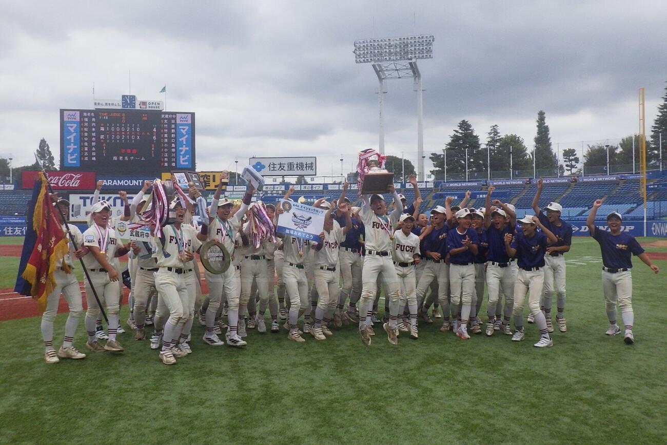 優勝した武蔵府中は応援席の選手も集まり、優勝カップを掲げた