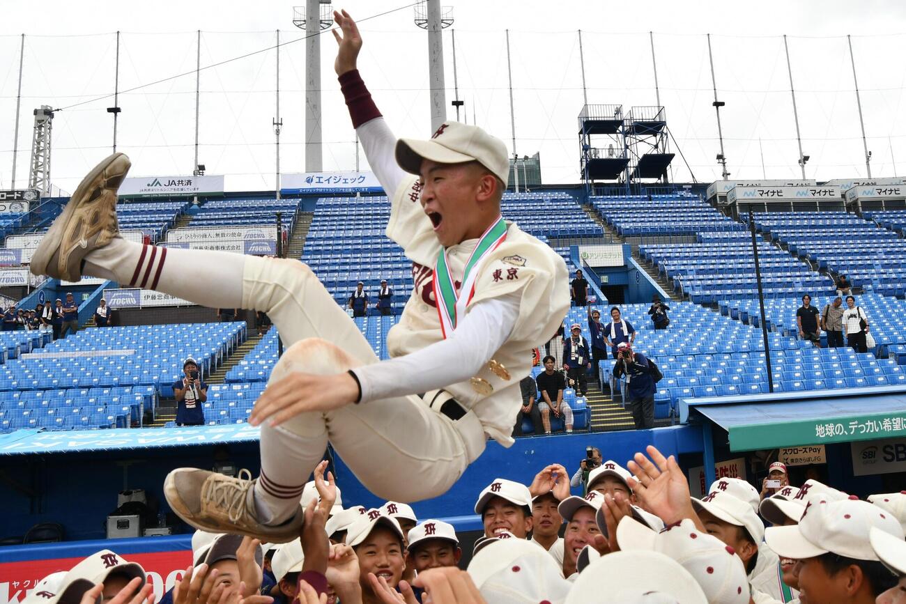武蔵府中の高野主将は仲間から高々と胴上げされた