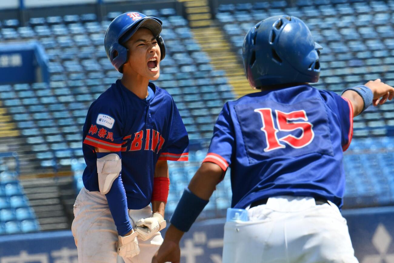 3点を追う6回表、海老名の先頭佐野は三塁打を放ち、雄たけびを上げた