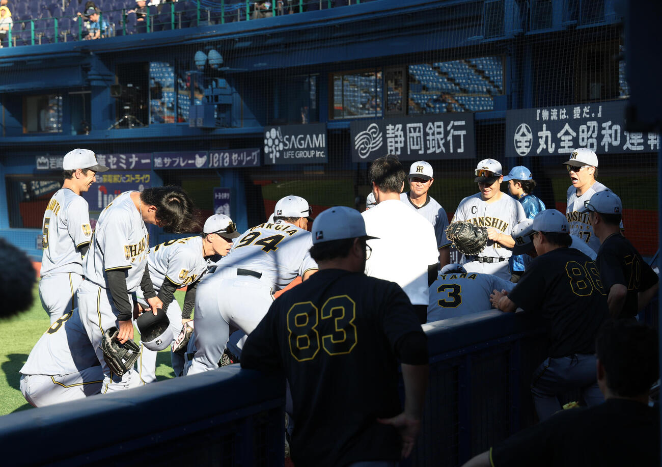 DeNA対阪神　試合前円陣を組む阪神ナイン（撮影・河田真司）