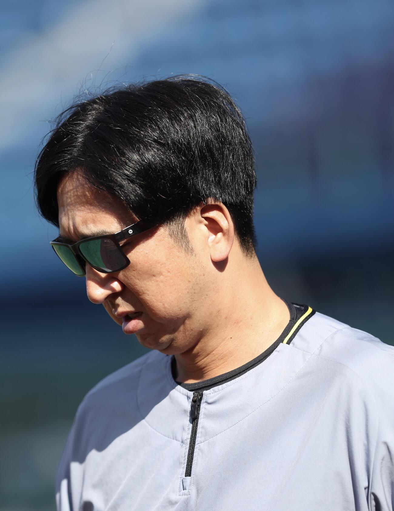 DeNA対阪神　試合前、移動する阪神藤川球児監督（撮影・河田真司）