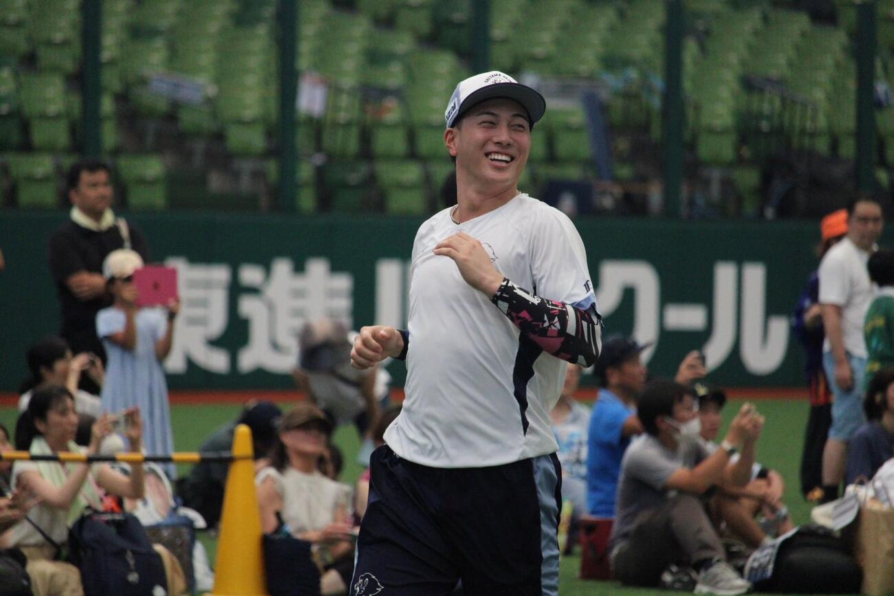 ファンの見守る前でウオーミングアップする西武長谷川信哉外野手（撮影・金子真仁）