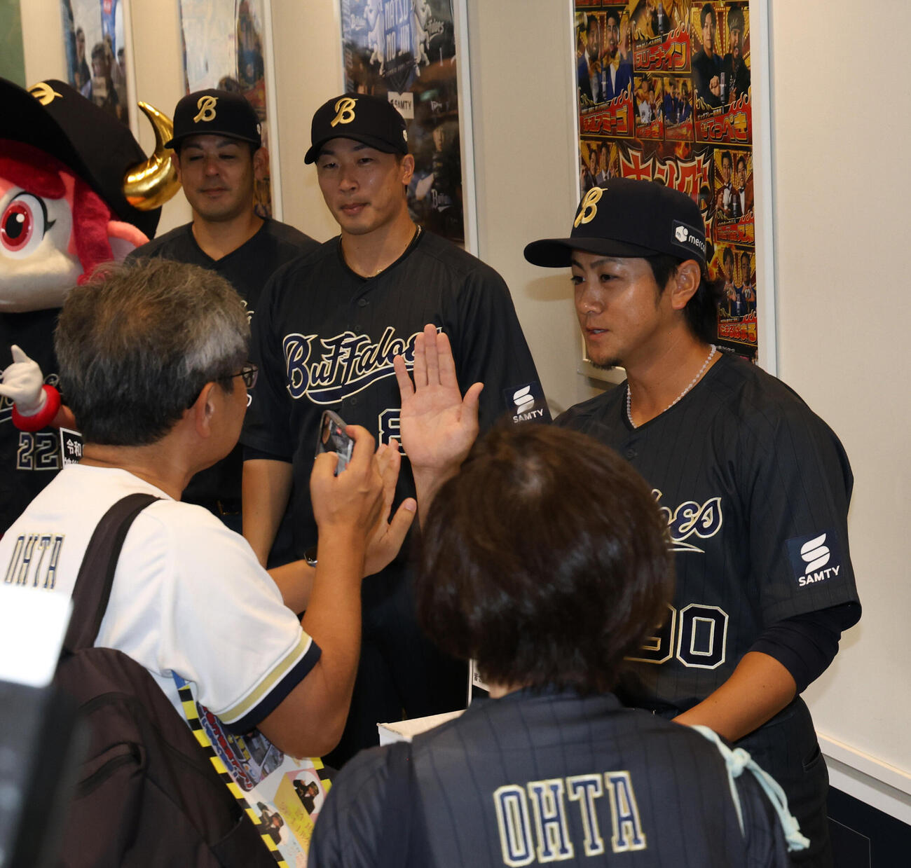 オリックス対楽天　試合前に熊本地震被災地支援募金を呼びかけるオリックスの（右から）小田裕也コーチ、安達了一コーチ、比嘉幹貴コーチ（撮影・西尾就之）