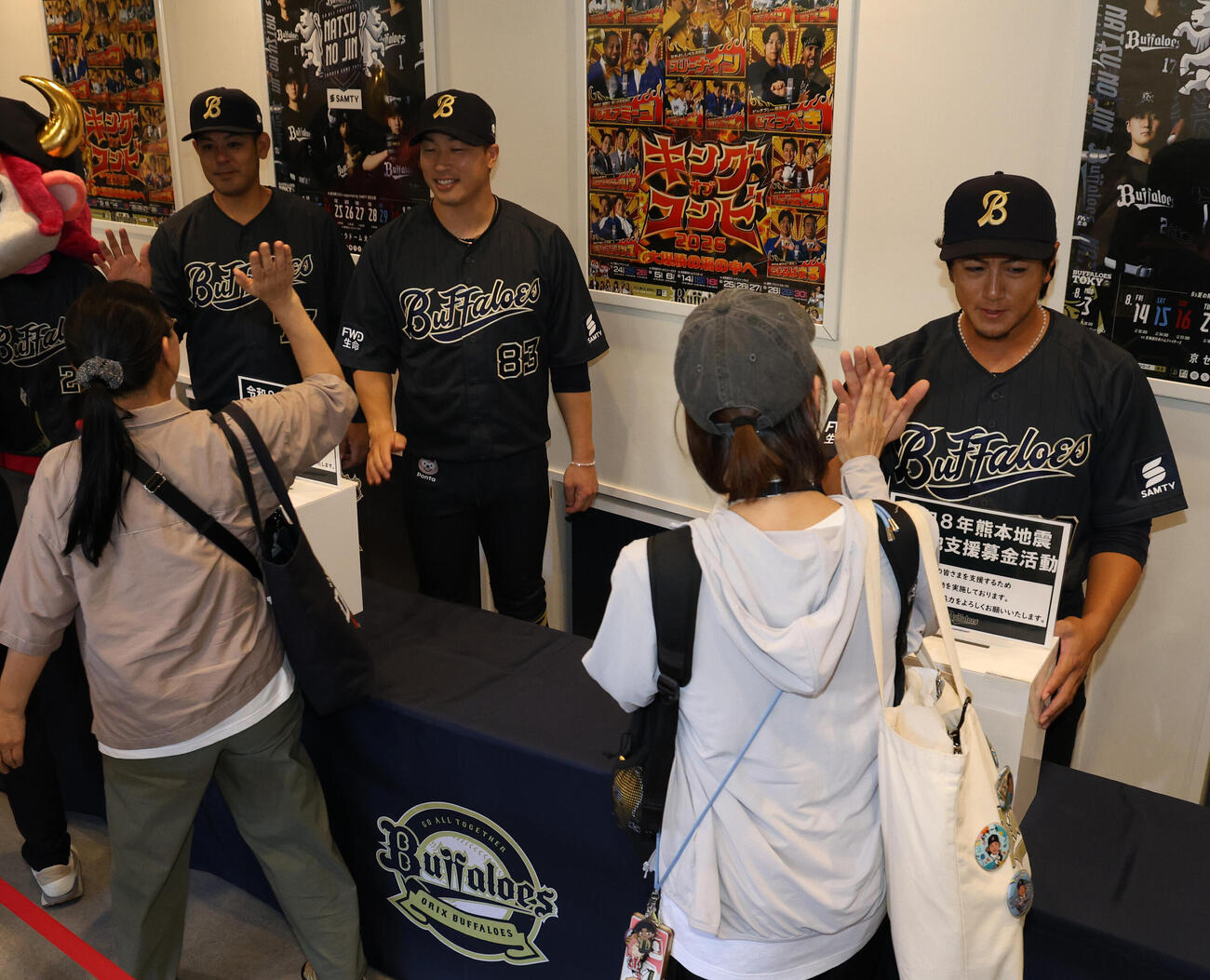 オリックス対楽天　試合前に熊本地震被災地支援募金を呼びかけるオリックスの（右から）小田裕也コーチ、安達了一コーチ、比嘉幹貴コーチ（撮影・西尾就之）