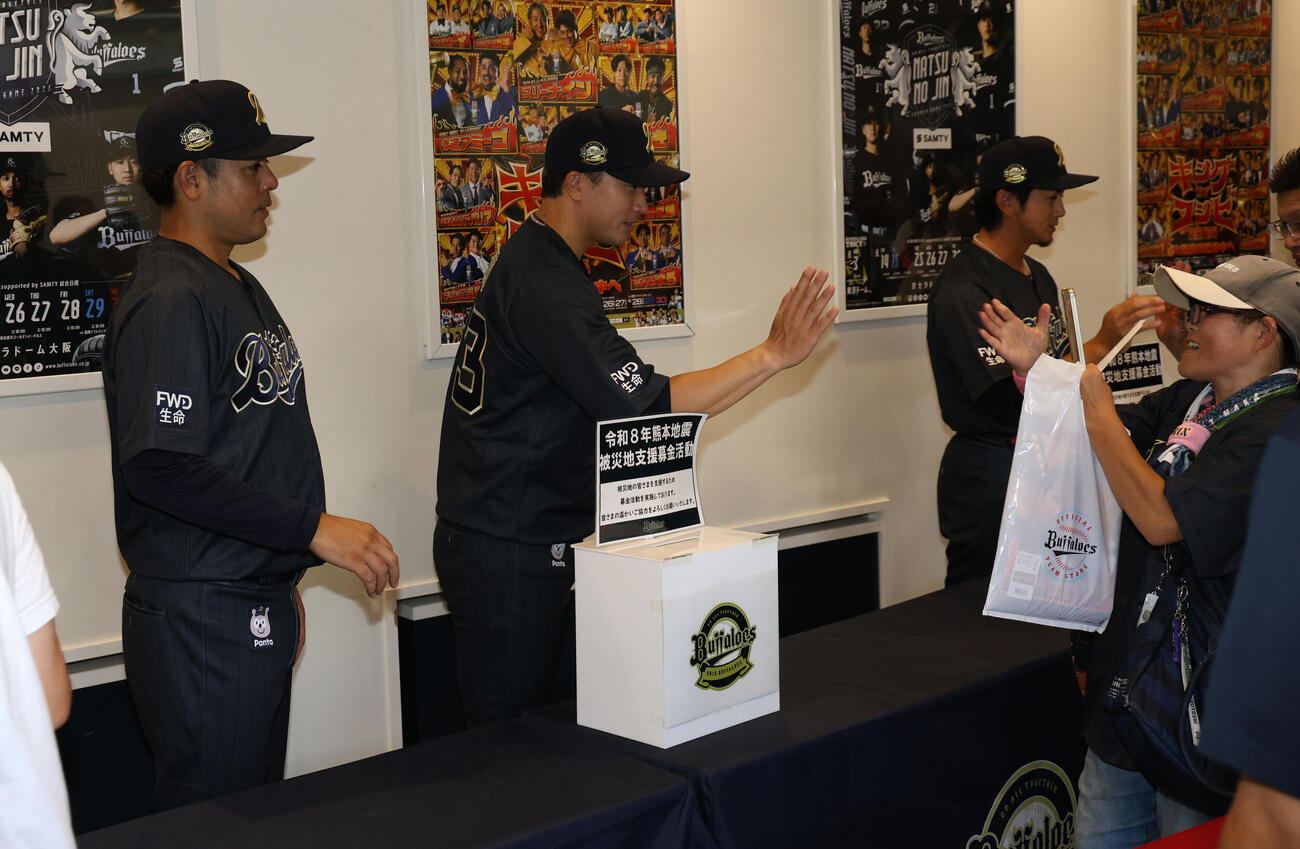 オリックス対楽天　試合前に熊本地震被災地支援募金を呼びかけるオリックスの（右から）小田裕也コーチ、安達了一コーチ、比嘉幹貴コーチ（撮影・西尾就之）