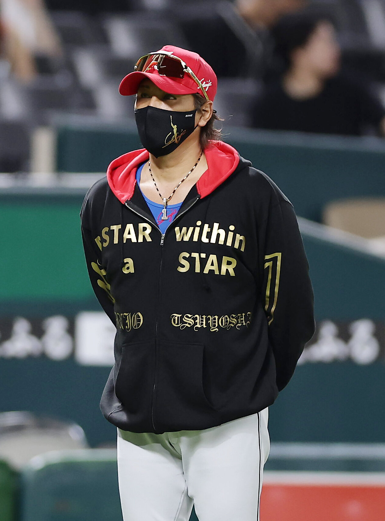 ソフトバンク対日本ハム　試合前練習を見守る日本ハム新庄剛志監督（撮影・前田充）