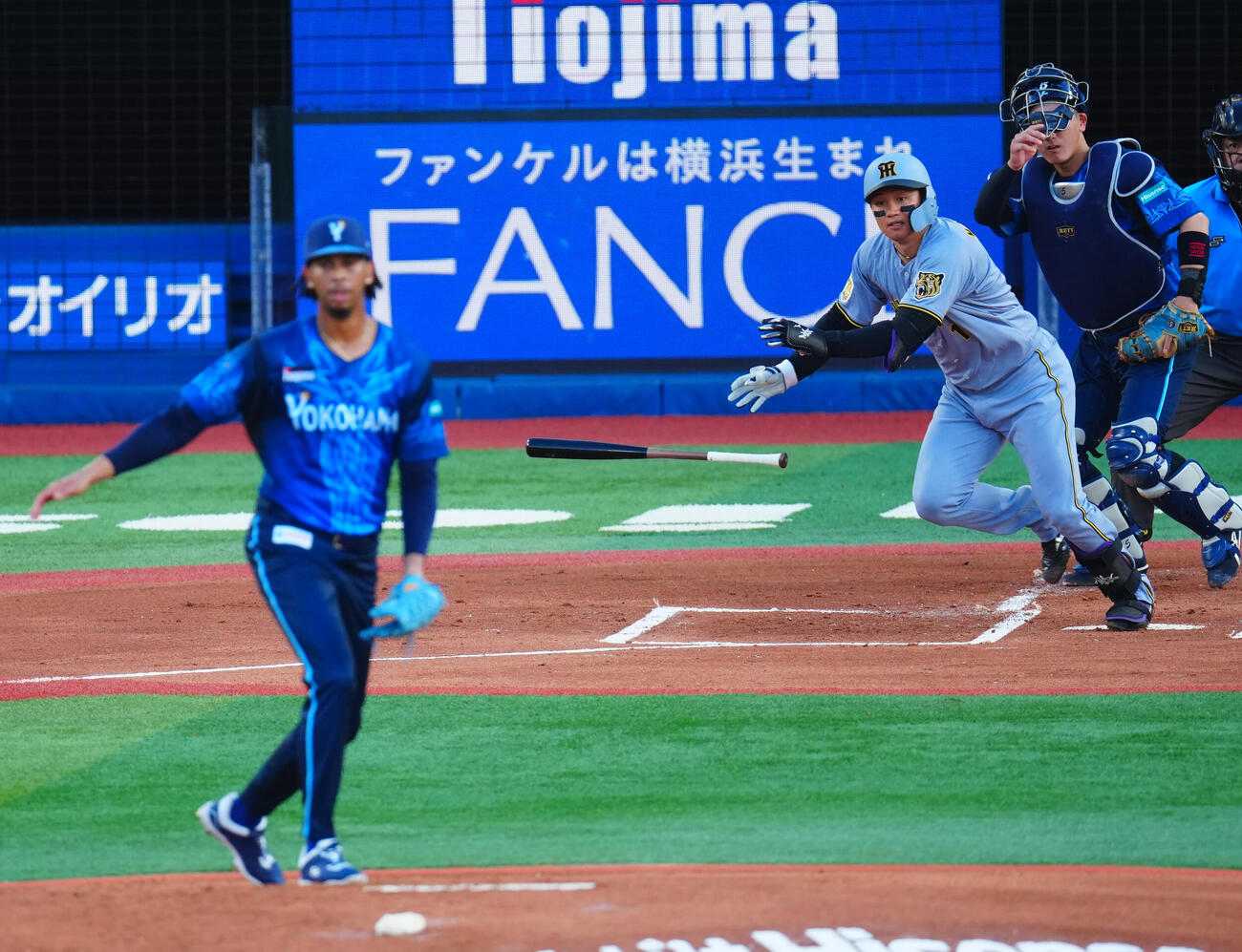 DeNA対阪神　1回表阪神無死一、二塁、先制の適時二塁打を放つ森下翔太。投手オスバルド・ビド（撮影・垰建太）