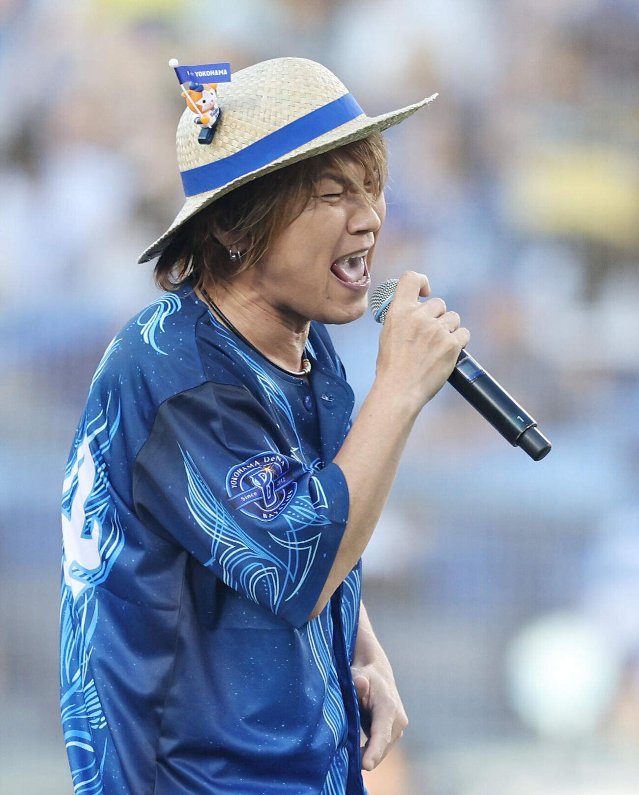DeNA対阪神　試合前、熱唱するきただにひろし（撮影・河田真司）