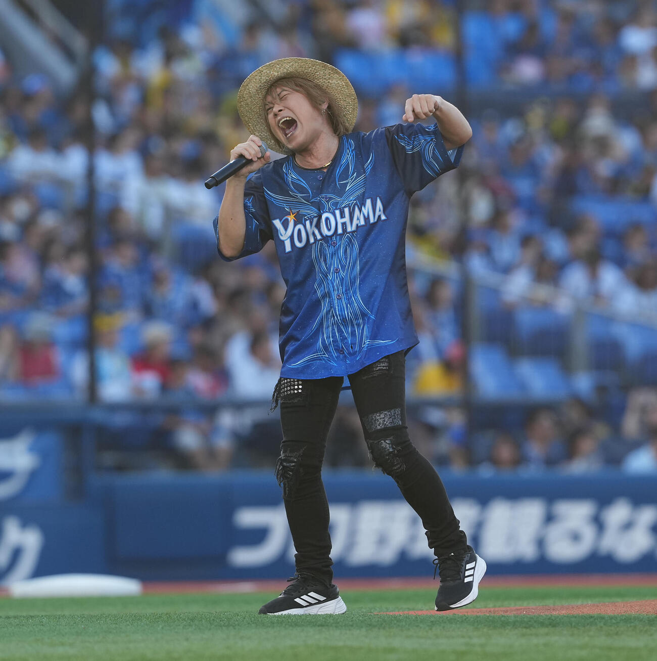 DeNA対阪神　試合前、ミニライブで盛り上げるきただにひろし（撮影・たえ見朱実）