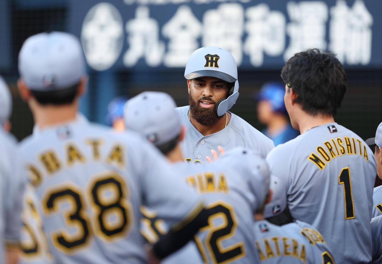DeNA対阪神　1回表阪神無死二、三塁、2点本塁打で生還し、チームメートに迎えられるガルシア（撮影・河田真司）