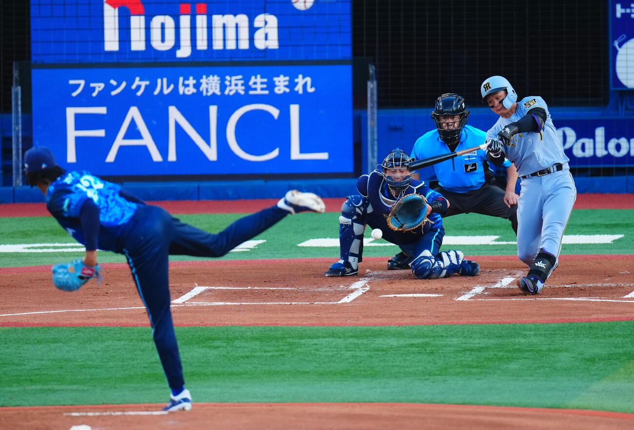 DeNA対阪神　1回表阪神無死一、二塁、先制の適時二塁打を放つ森下翔太。投手オスバルド・ビド（撮影・垰建太）