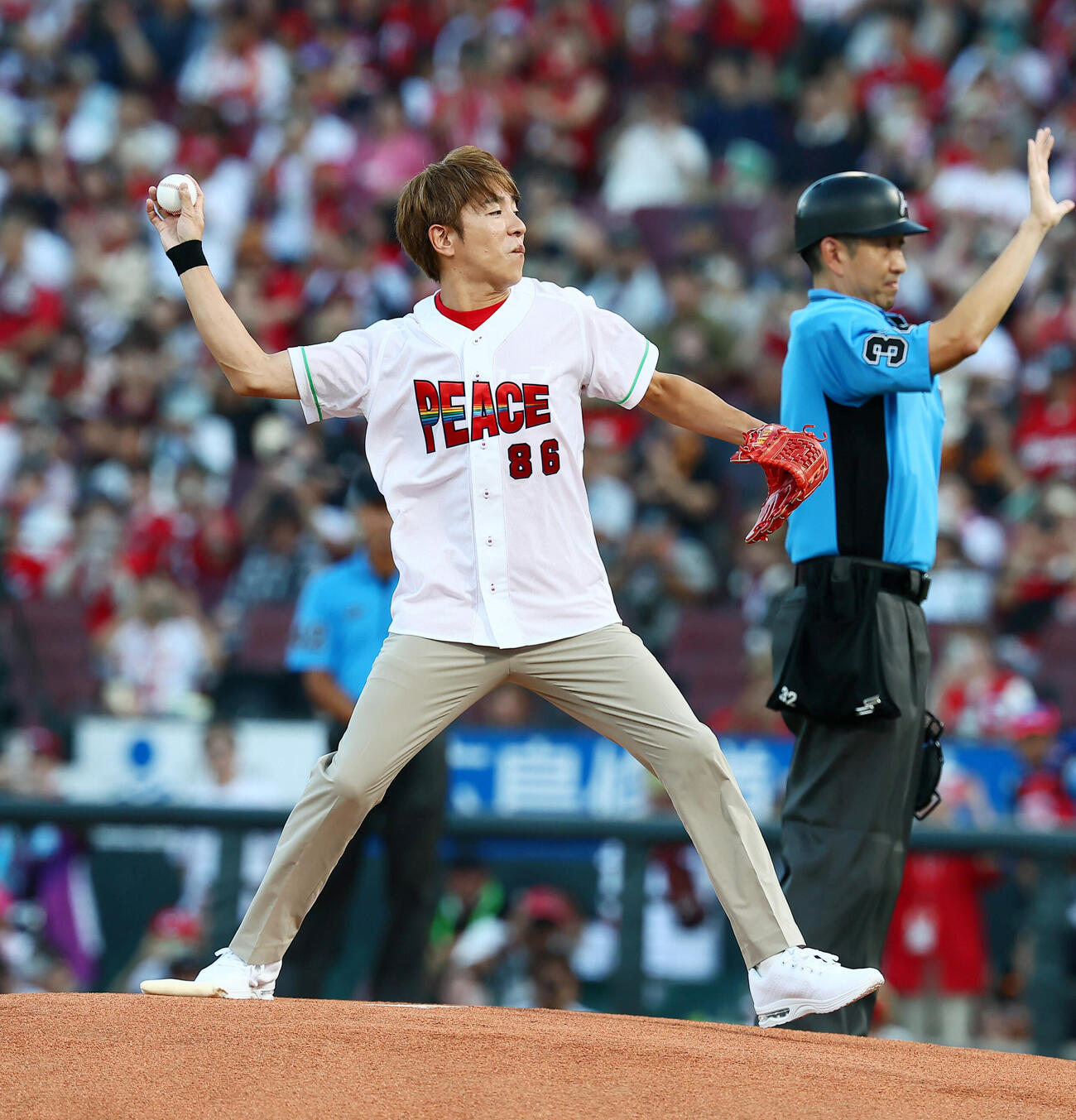広島対巨人　始球式を行ったSUPER EIGHTの村上信五（撮影・加藤哉）
