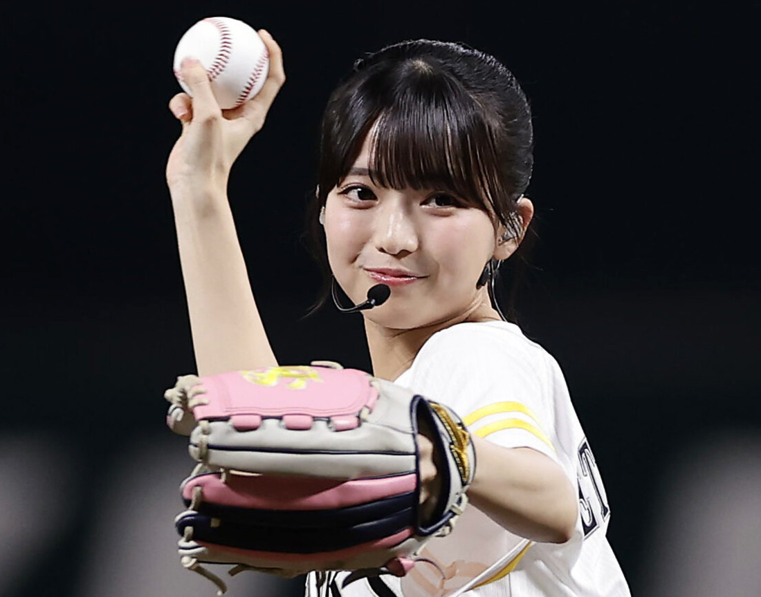 ソフトバンク対日本ハム　セレモニアルピッチを務める乃木坂野球部の瀬戸口心月（撮影・前田充）