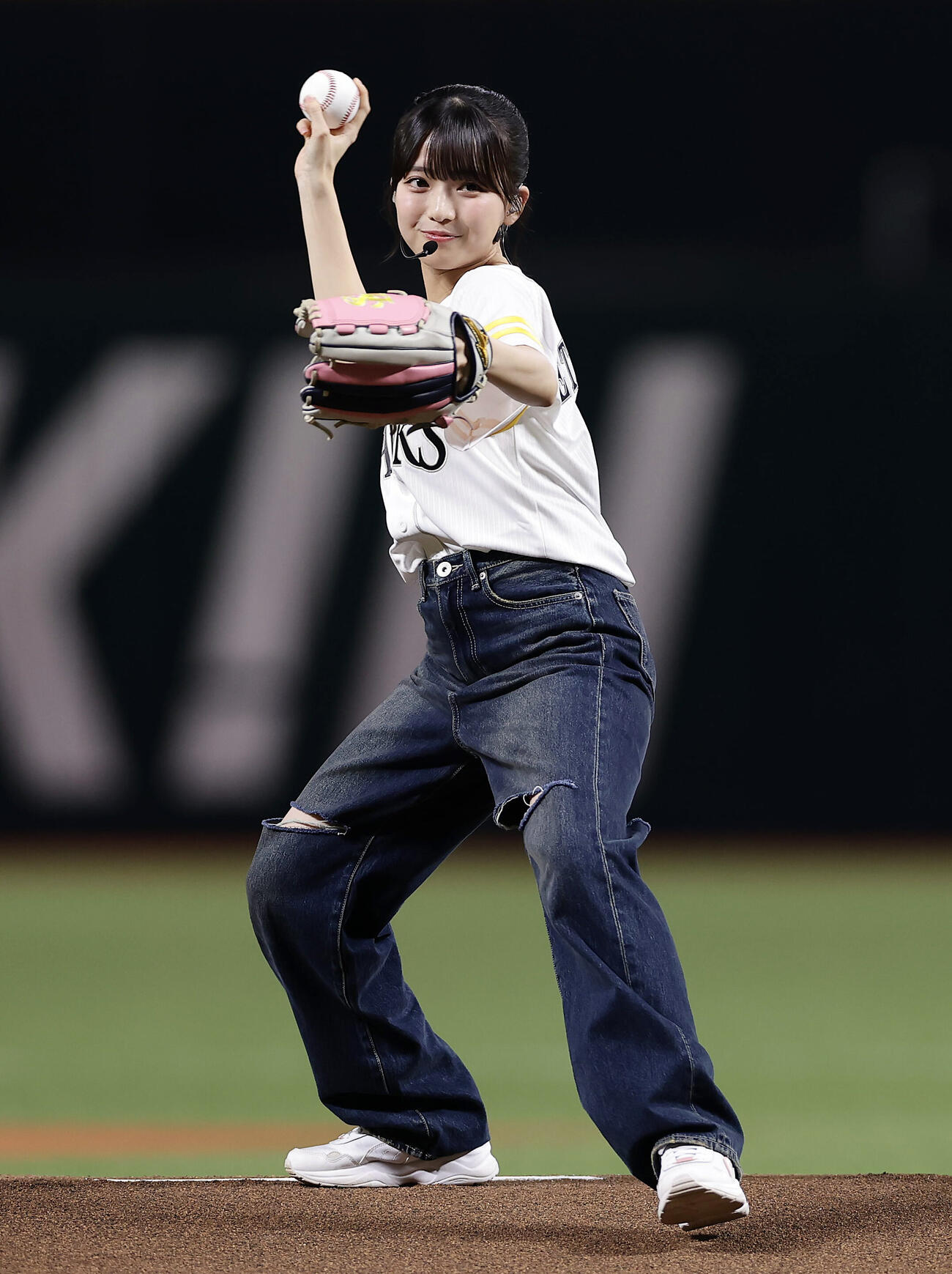 ソフトバンク対日本ハム　セレモニアルピッチを務める乃木坂野球部の瀬戸口心月（撮影・前田充）