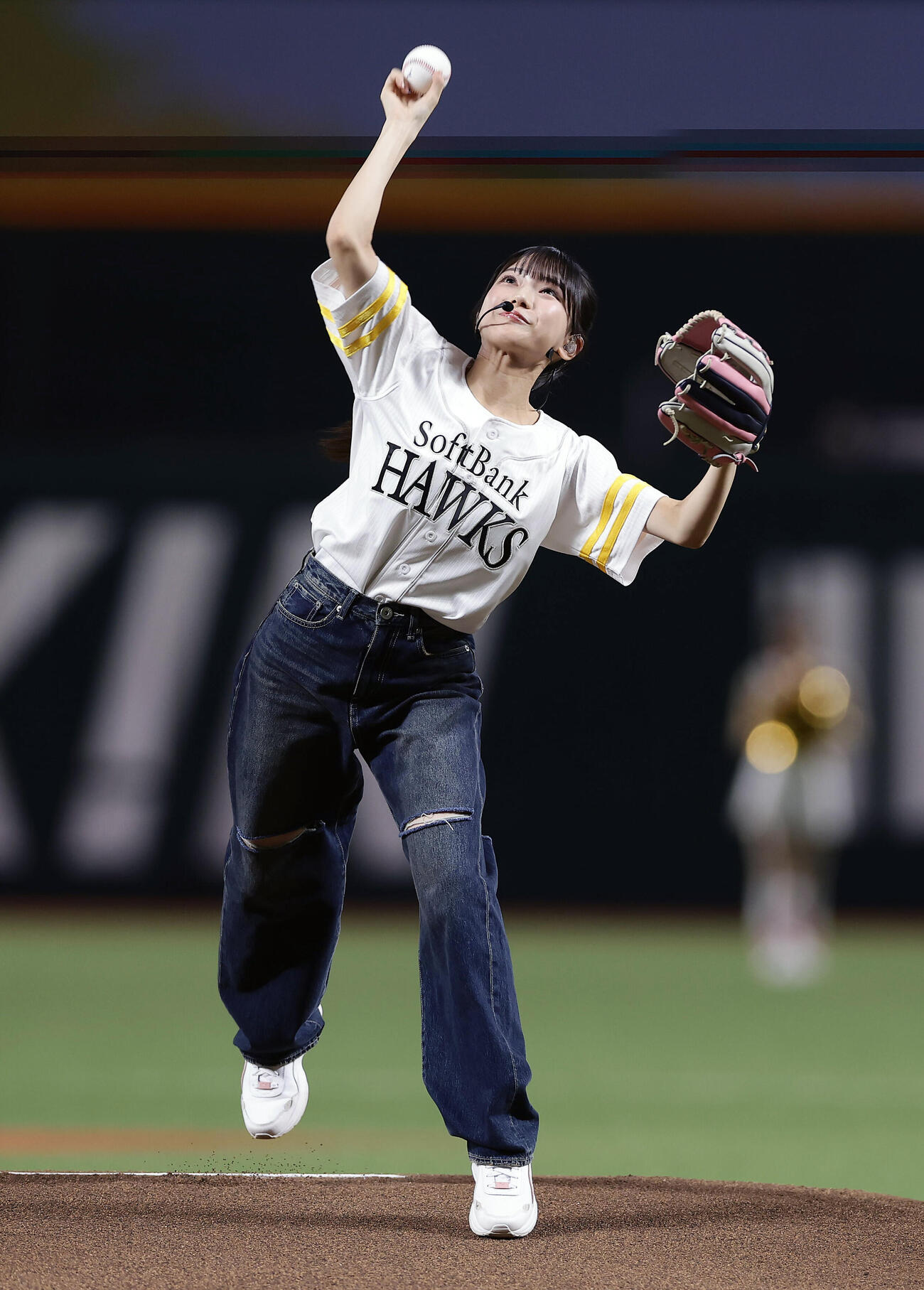 ソフトバンク対日本ハム　セレモニアルピッチを務める乃木坂野球部の瀬戸口心月（撮影・前田充）