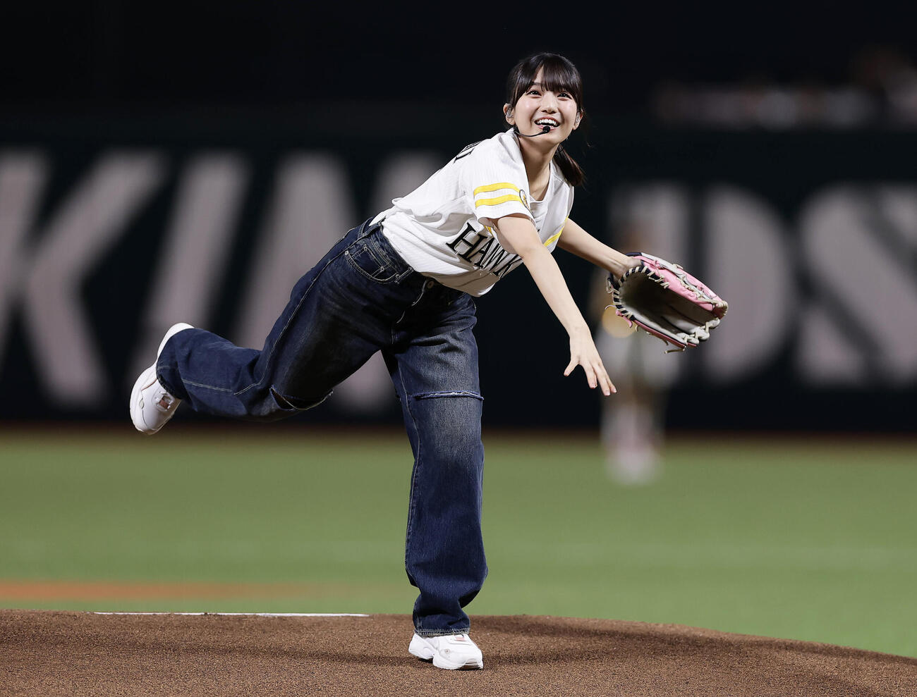ソフトバンク対日本ハム　セレモニアルピッチを務める乃木坂野球部の瀬戸口心月（撮影・前田充）