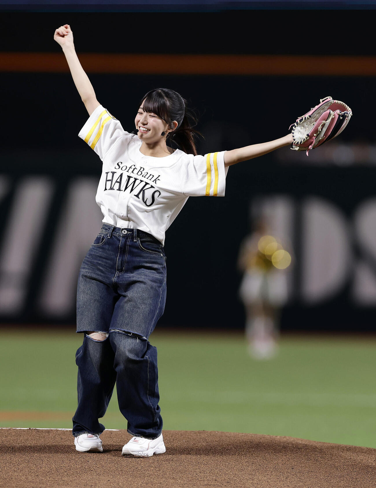 ソフトバンク対日本ハム　セレモニアルピッチを務める乃木坂野球部の瀬戸口心月（撮影・前田充）