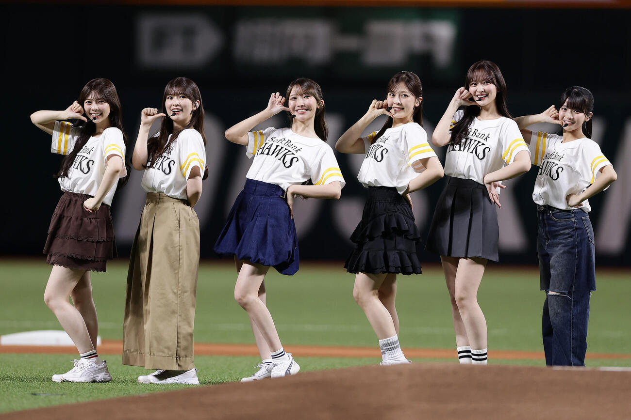 ソフトバンク対日本ハム　試合前、ミニライブを披露する乃木坂野球部のメンバーたち（撮影・前田充）