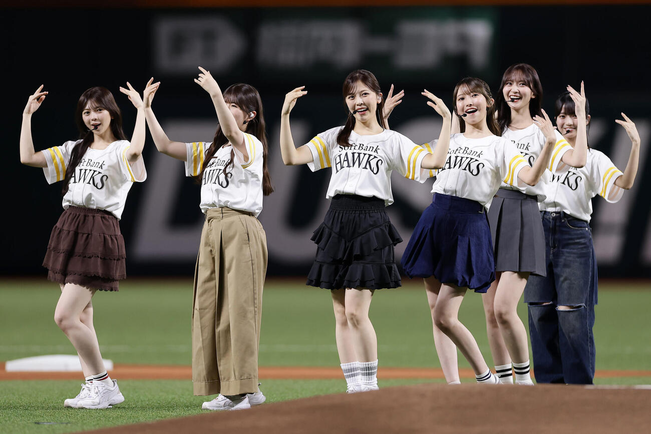 ソフトバンク対日本ハム　試合前、ミニライブを披露する乃木坂野球部のメンバーたち（撮影・前田充）