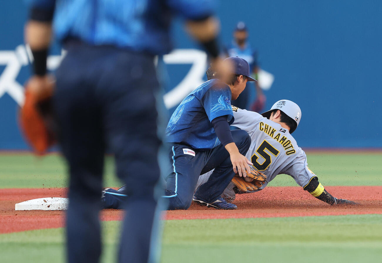 DeNA対阪神　1回表阪神無死一塁、二盗を決める近本光司（撮影・河田真司）