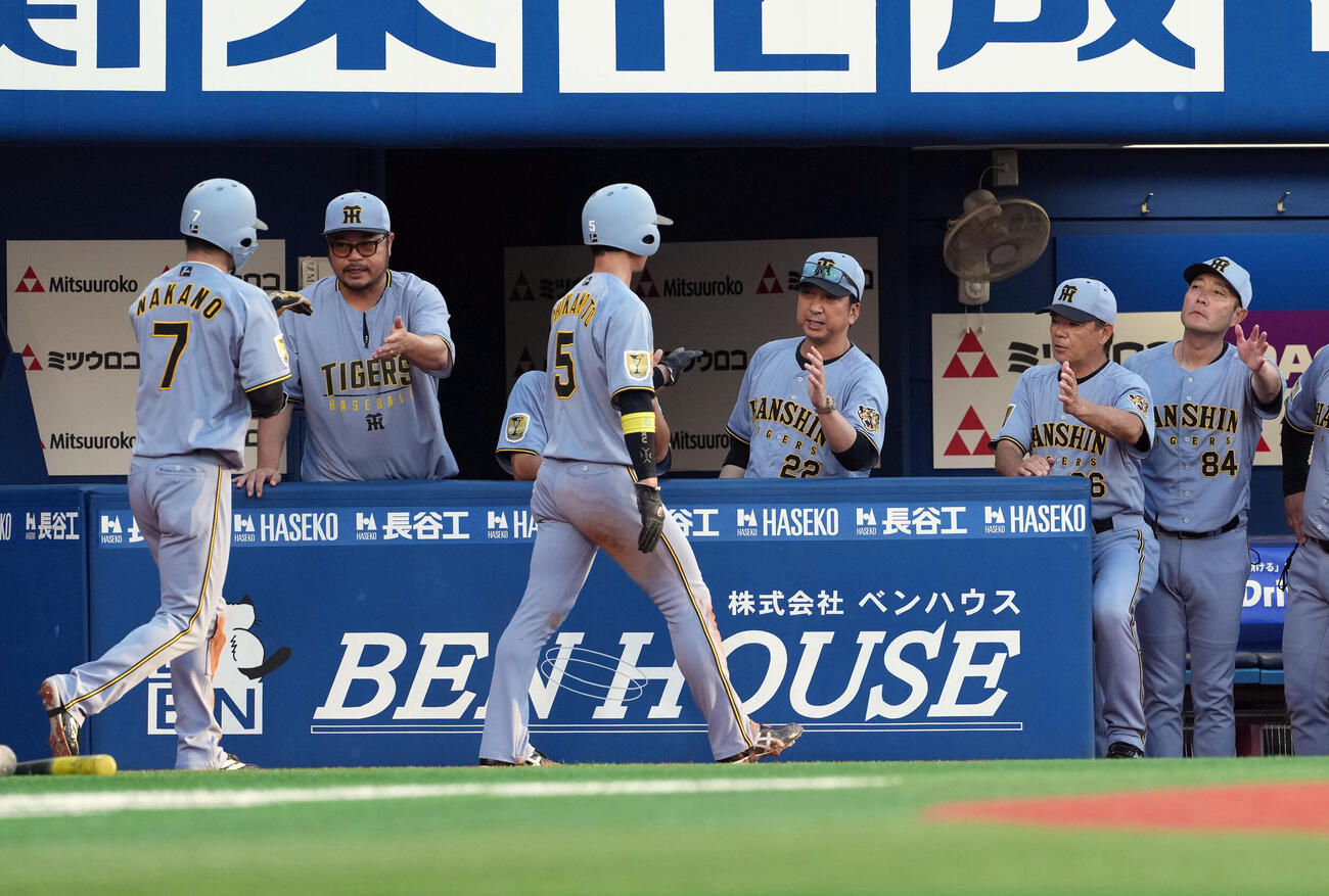 DeNA対阪神　1回表阪神無死二、三塁、森下翔太の2点適時打で生還した、近本光司、中野拓夢を迎える藤川球児監督（撮影・たえ見朱実）