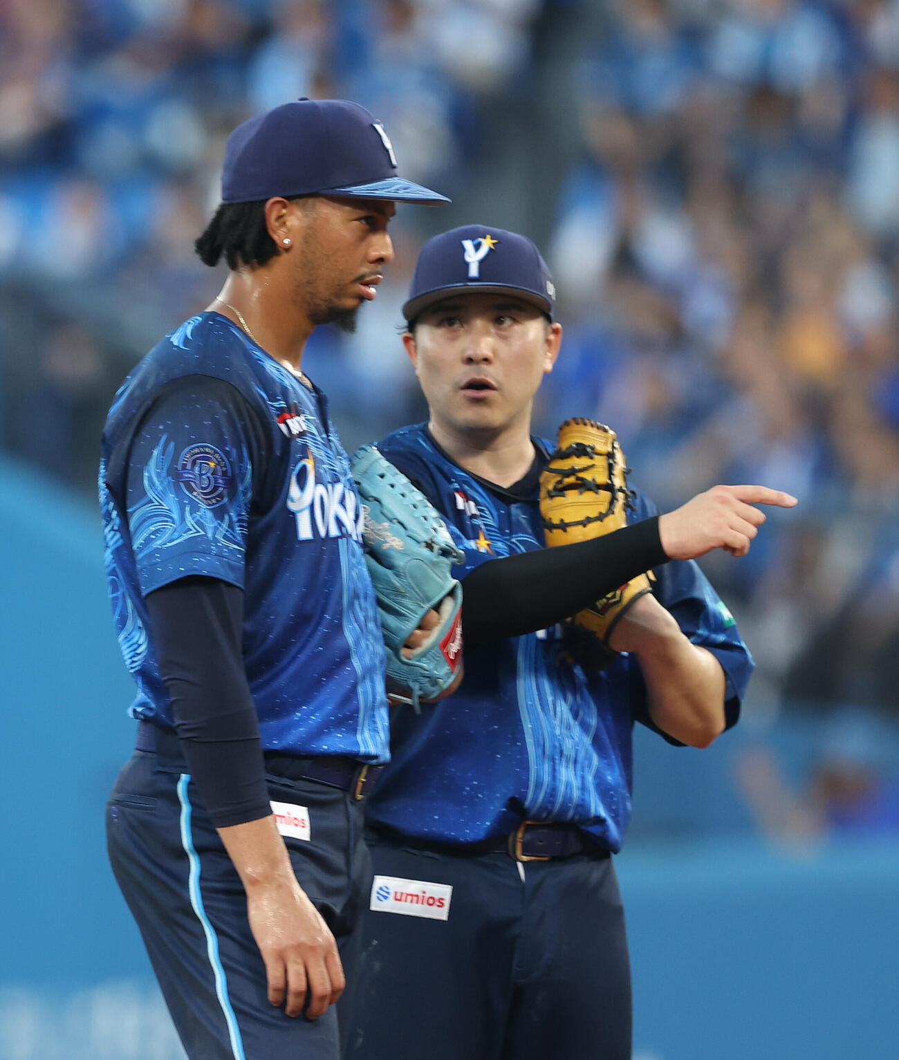 DeNA対阪神　2回表、押し出しを許し、佐野恵太（右）と言葉を交わすビド（撮影・河田真司）