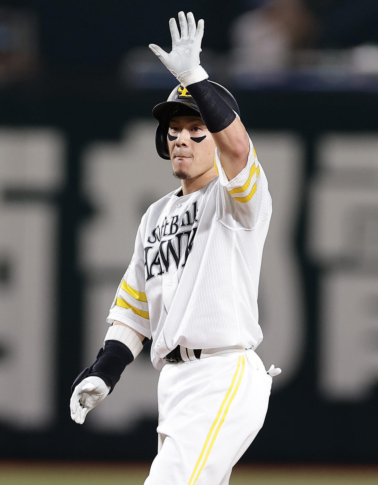 ソフトバンク対日本ハム　2回裏ソフトバンク1死一、二塁、右翼線へ先制適時二塁打を放った牧原大成（撮影・前田充）