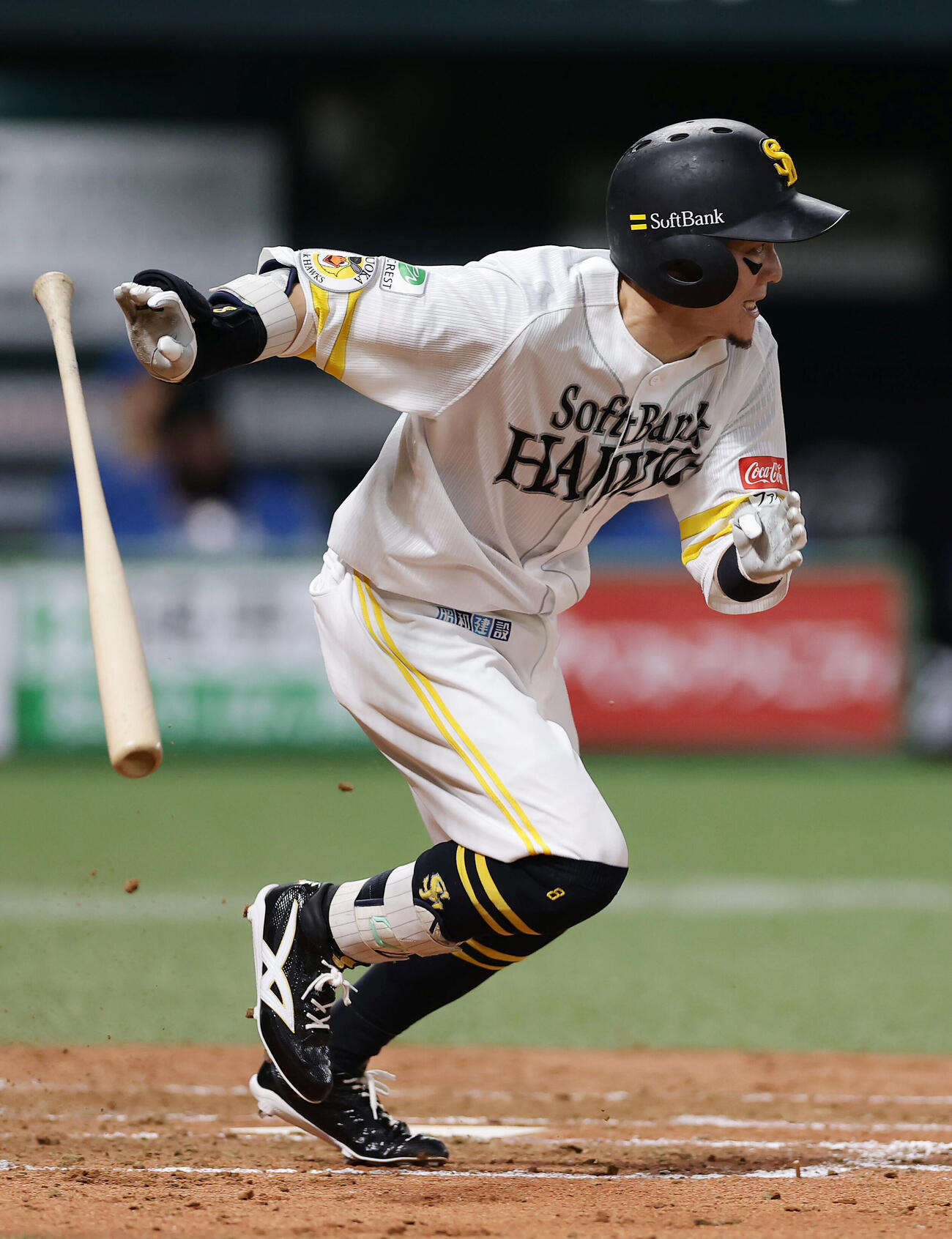 ソフトバンク対日本ハム　4回裏ソフトバンク2死、遊撃へ内野安打を放つ牧原大成（撮影・前田充）