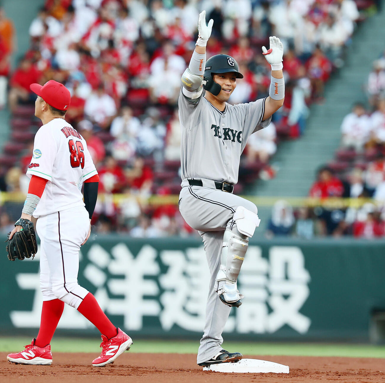 広島対巨人　1回表巨人1死一、二塁、大城卓三は右越え適時2点二塁打を放つ（撮影・加藤哉）