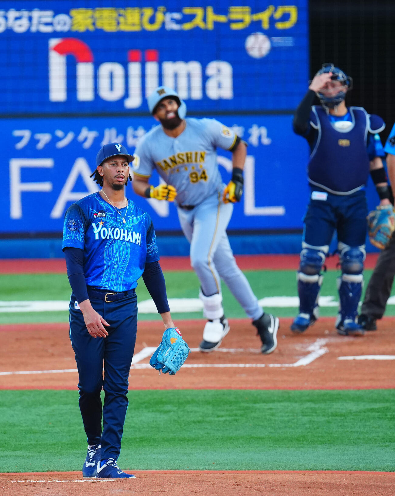 DeNA対阪神　1回表阪神無死二、三塁、デルミス・ガルシアに3点本塁打を浴びるオスバルド・ビド（撮影・垰建太）