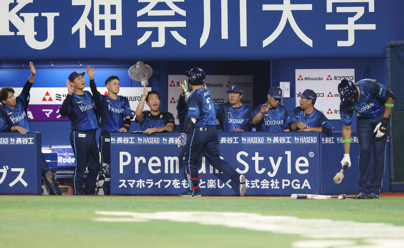 DeNA対阪神　6回裏DeNA無死、ソロ本塁打で生還し、チームメートに迎えられる牧秀悟（中央）（撮影・河田真司）