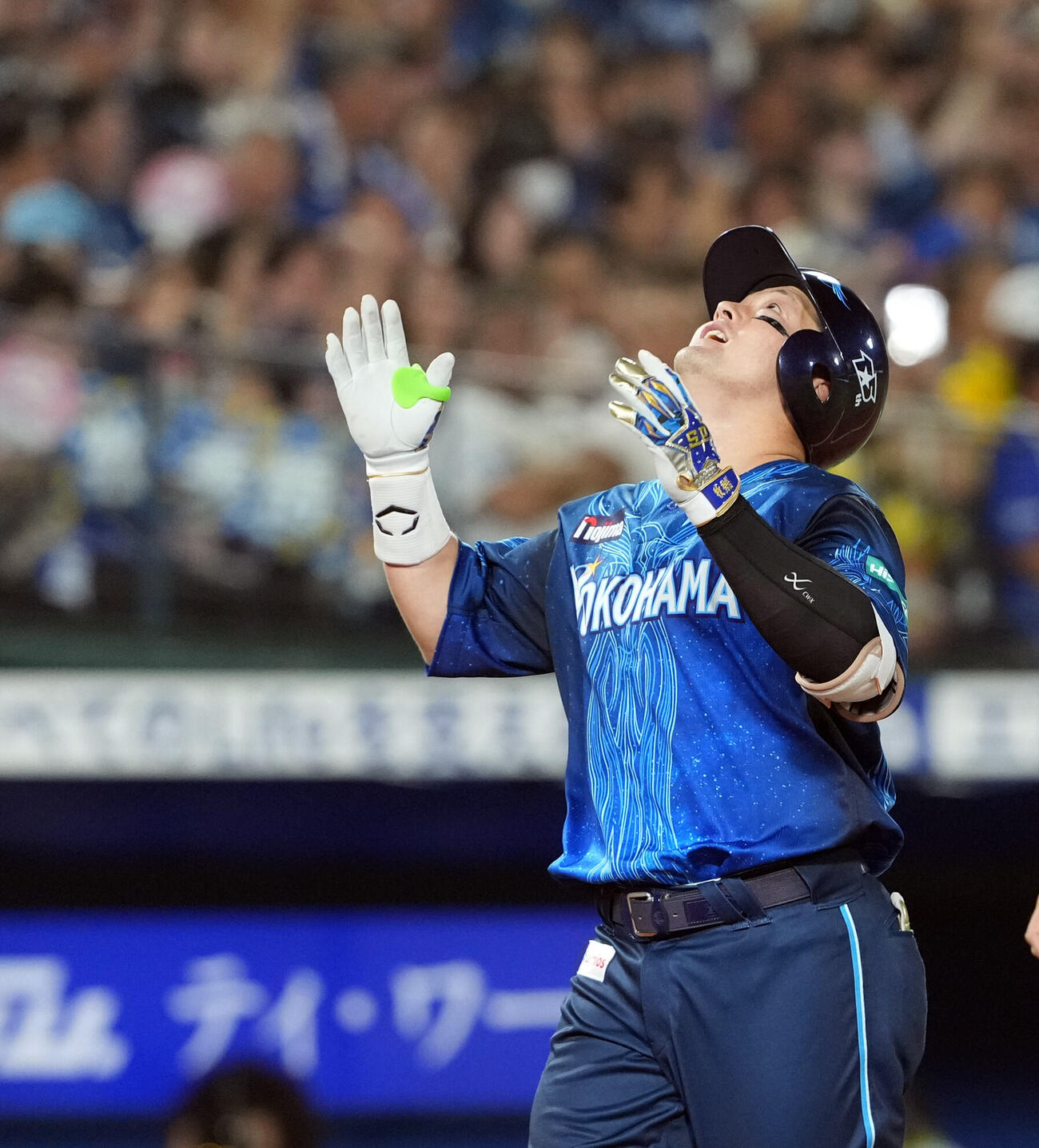DeNA対阪神　6回裏DeNA無死、中越えにソロ本塁打を放った牧秀悟（撮影・たえ見朱実）