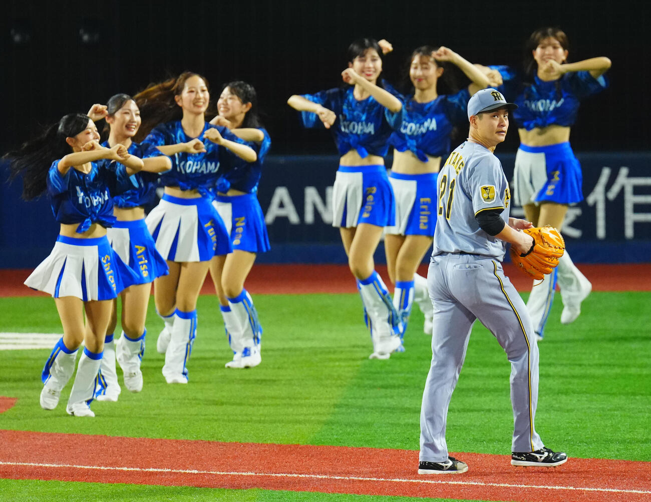 DeNA対阪神　5回裏DeNAの攻撃を無失点に抑え引き揚げる阪神先発大竹耕太郎（右）（撮影・垰建太）