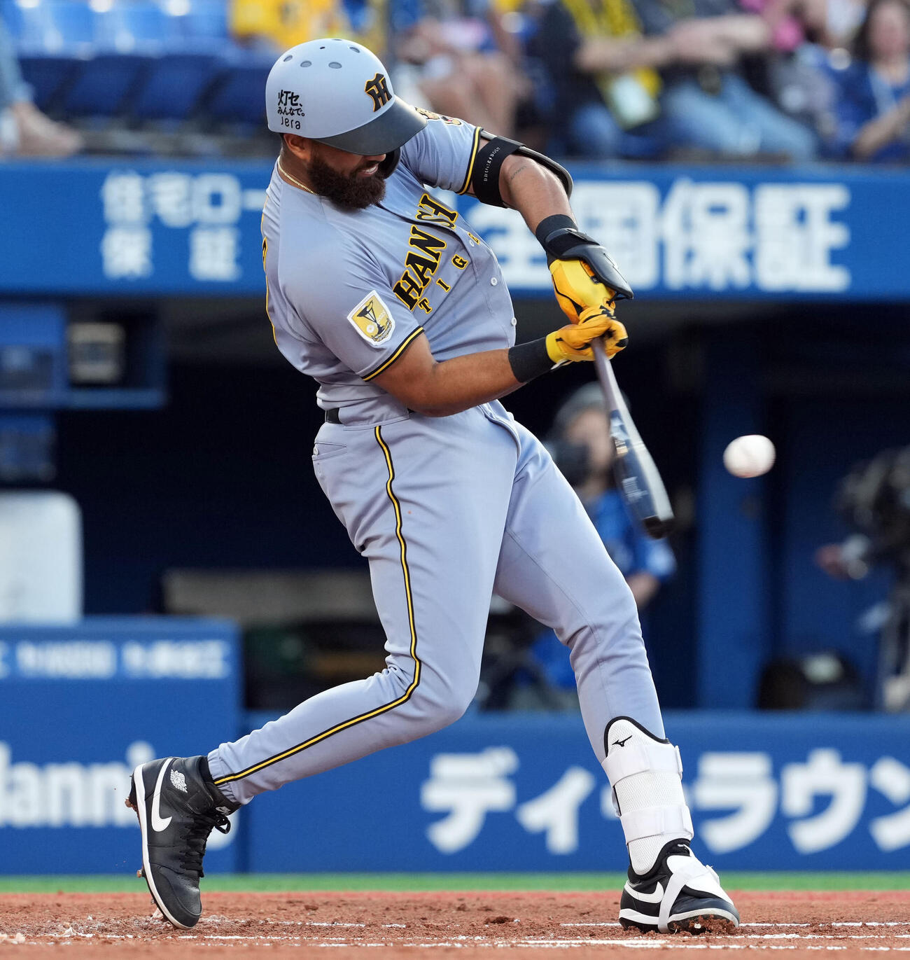 DeNA対阪神　1回表阪神無死二、三塁、左中間に3点本塁打を放つデルミス・ガルシア（撮影・たえ見朱実）