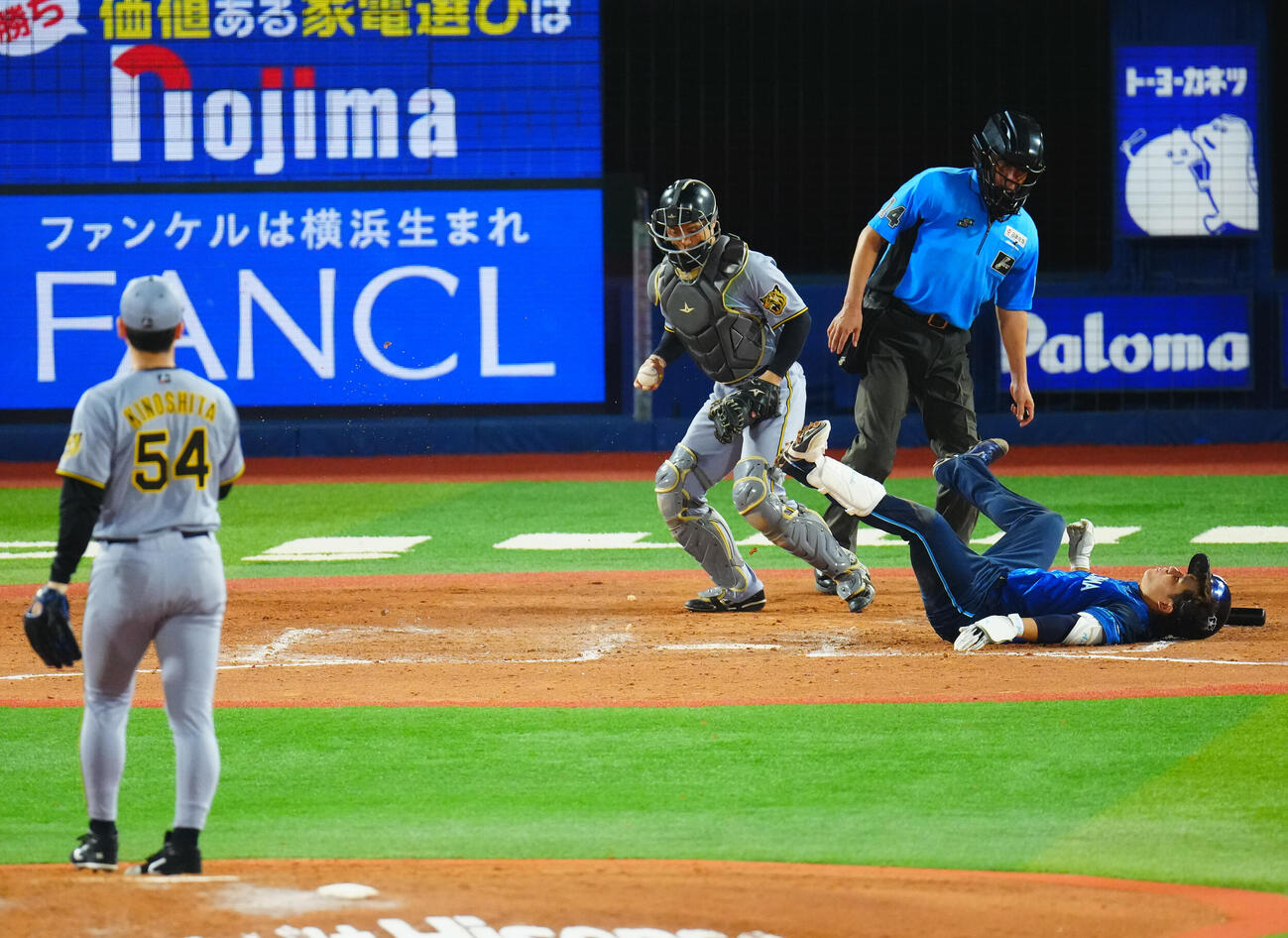 DeNA対阪神　7回裏DeNA無死一、二塁、頭部付近への投球を避けて倒れ込む宮下朝陽。投手木下里都（撮影・垰建太）