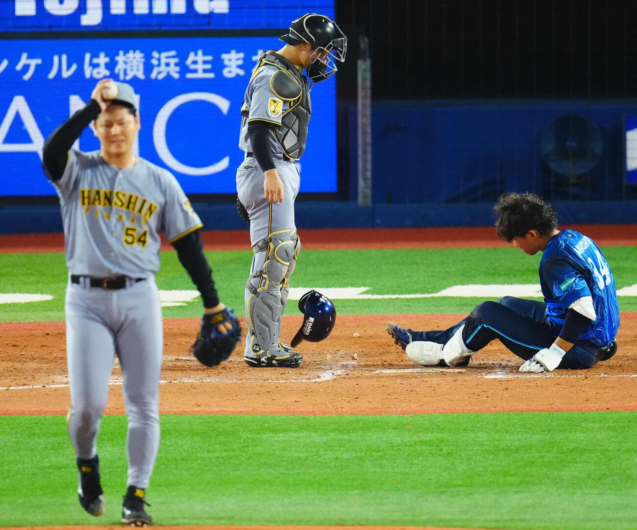 DeNA対阪神　7回裏DeNA無死一、二塁、頭部付近への投球を避けた宮下朝陽はヘルメットを投げる。投手木下里都（撮影・垰建太）