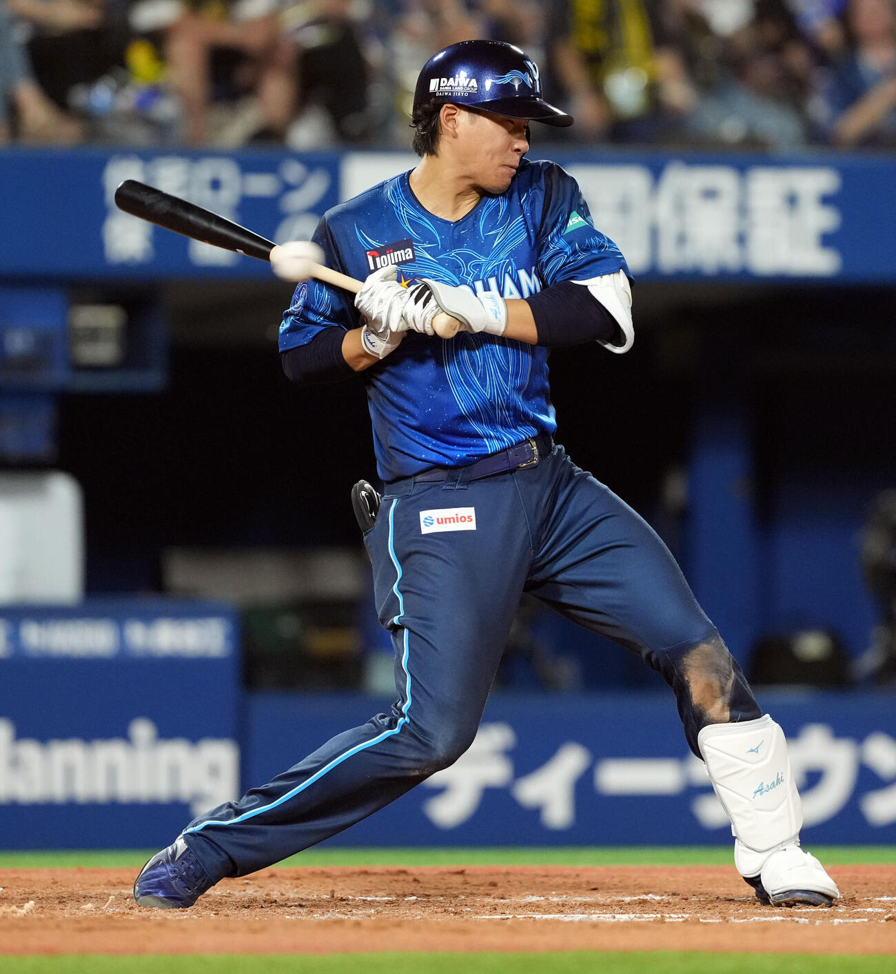 DeNA対阪神　7回裏DeNA無死一、二塁、木下里都のボールが頭部付近をかすめよける宮下朝陽（撮影・たえ見朱実）