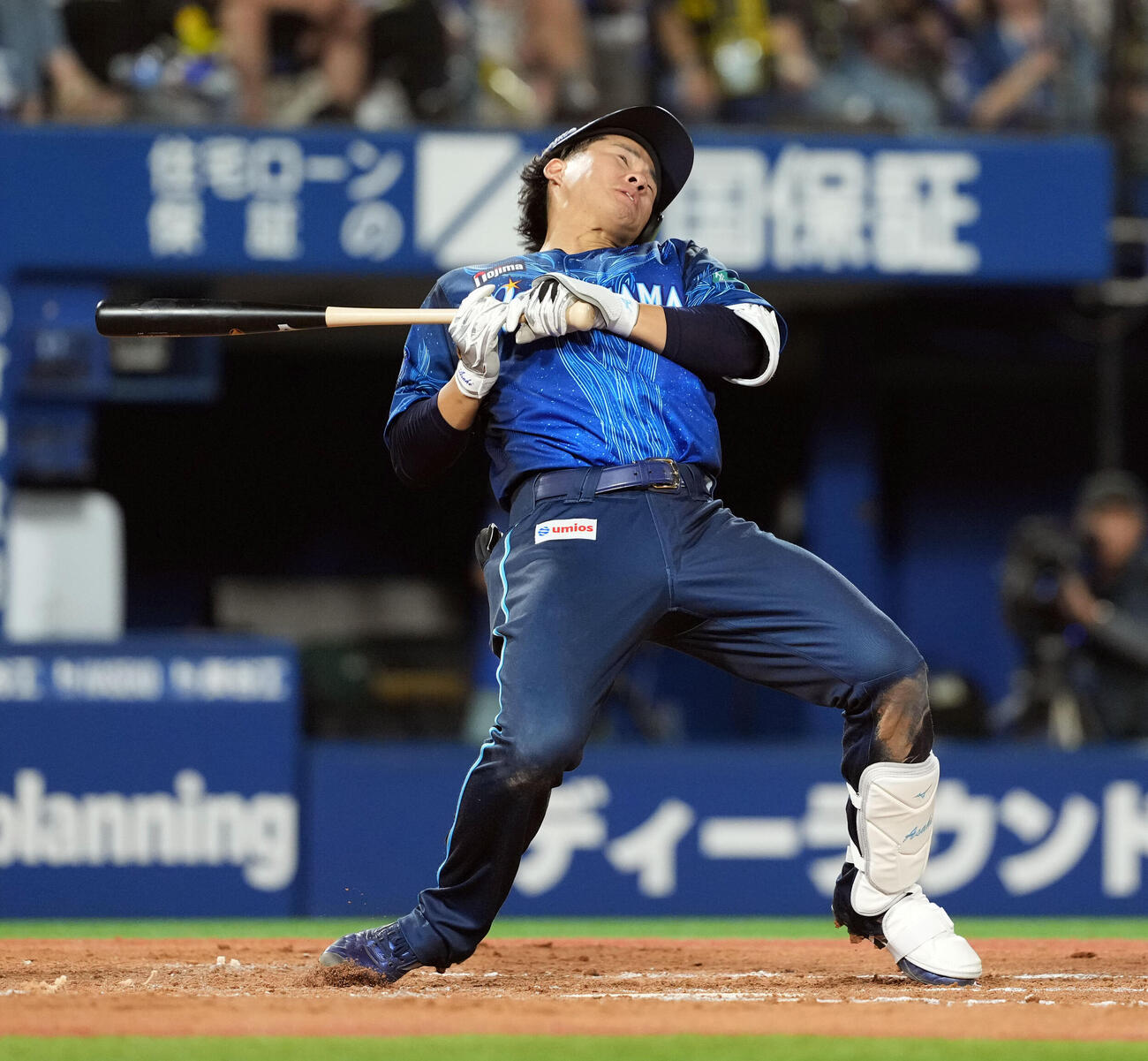 DeNA対阪神　7回裏DeNA無死一、二塁、木下里都のボールが頭部付近をかすめよける宮下朝陽（撮影・たえ見朱実）