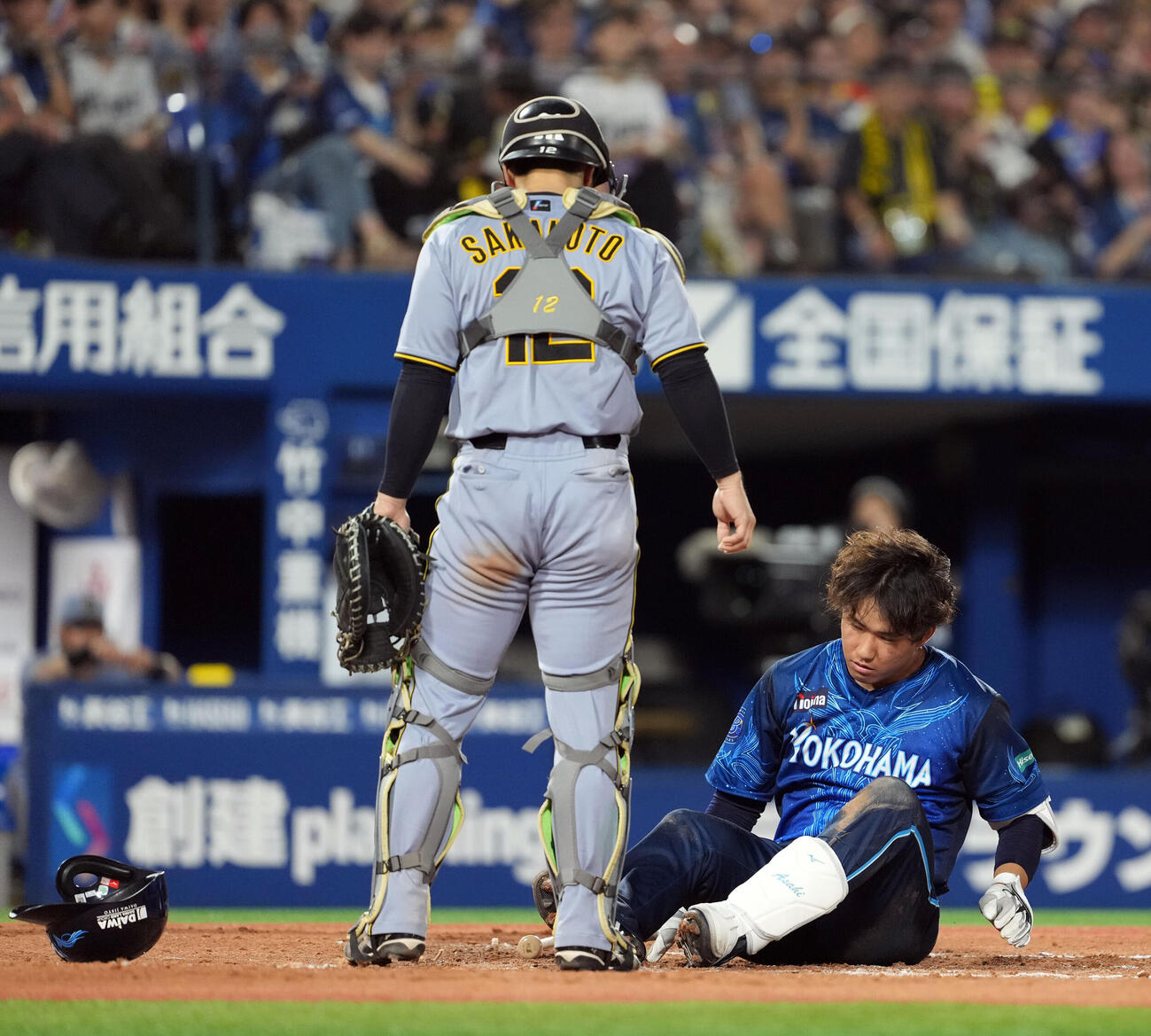 DeNA対阪神　7回裏DeNA無死一、二塁、木下里都のボールが頭部付近をかすめ怒った表情の宮下朝陽（撮影・たえ見朱実）