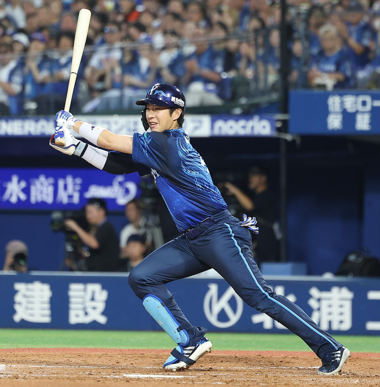 DeNA対阪神　3回裏DeNA1死二、三塁、適時打を放つ度会隆輝（撮影・河田真司）