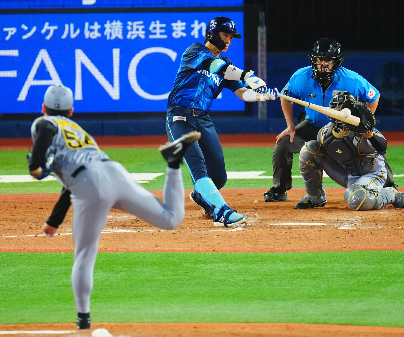 DeNA対阪神　7回裏DeNA1死満塁、適時打を放つ度会隆輝。投手木下里都（撮影・垰建太）