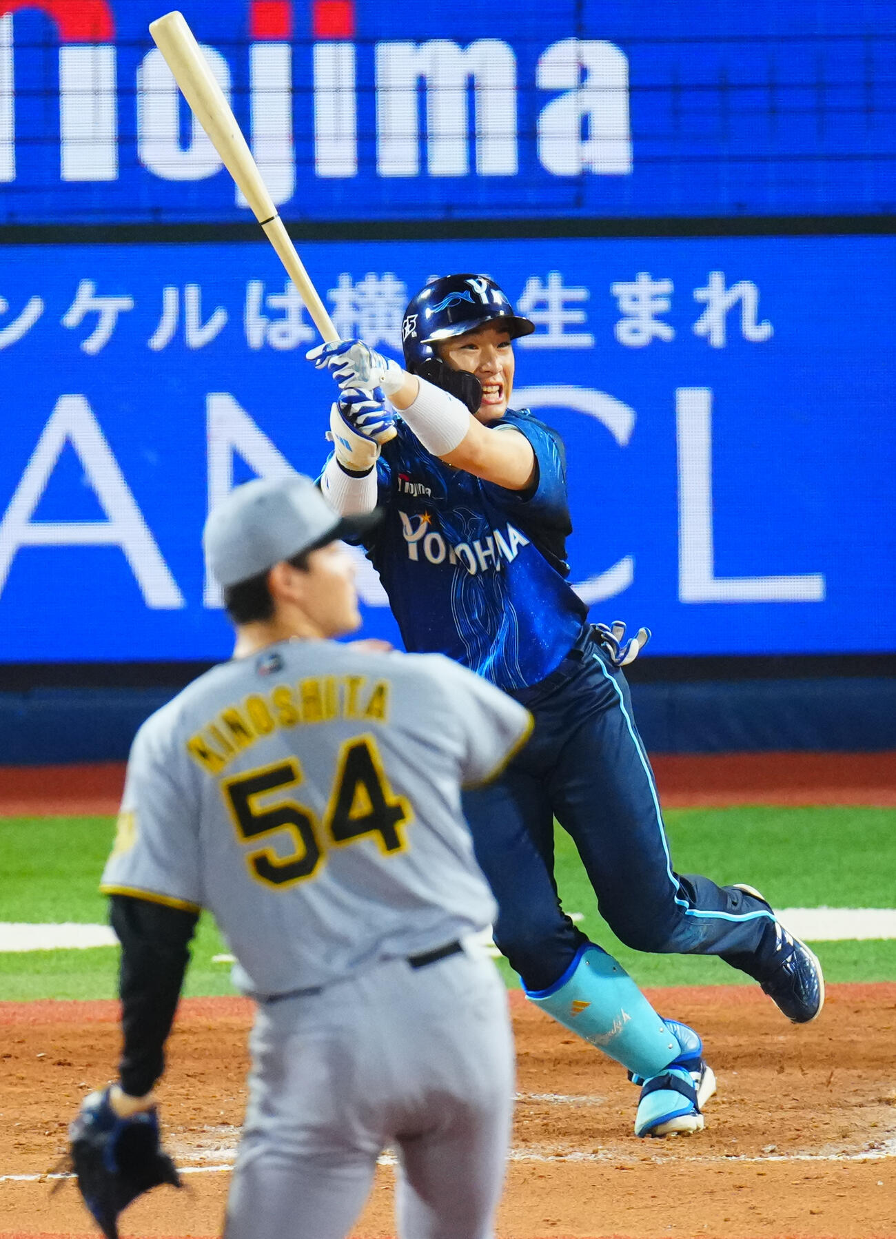 DeNA対阪神　7回裏DeNA1死満塁、適時打を放つ度会隆輝。投手木下里都（撮影・垰建太）