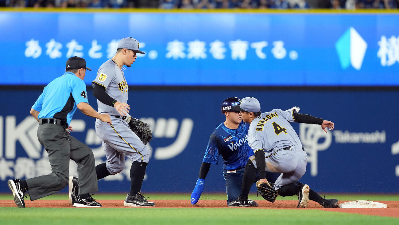DeNA対阪神　7回裏DeNA無死二塁、関根大気の投ゴロで飛び出した二走松尾汐恩を挟むもアウトに出来ず（撮影・たえ見朱実）