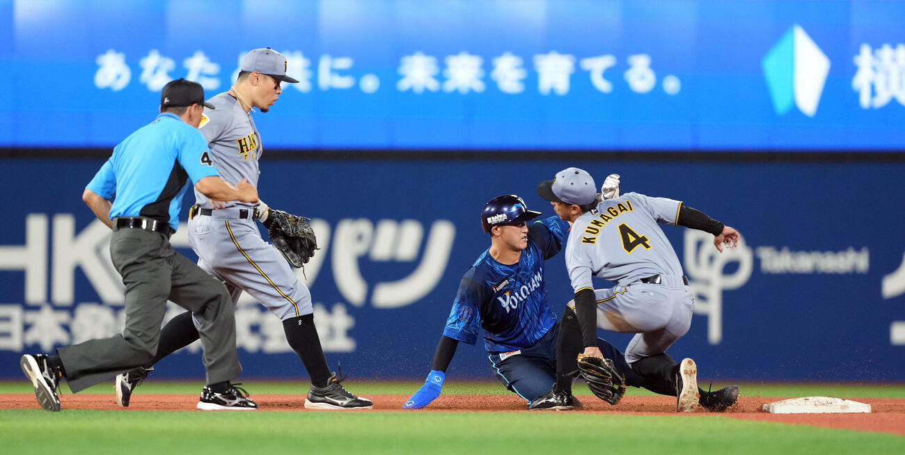 DeNA対阪神　7回裏DeNA無死二塁、関根大気の投ゴロで飛び出した二走松尾汐恩を挟むもアウトに出来ず（撮影・たえ見朱実）