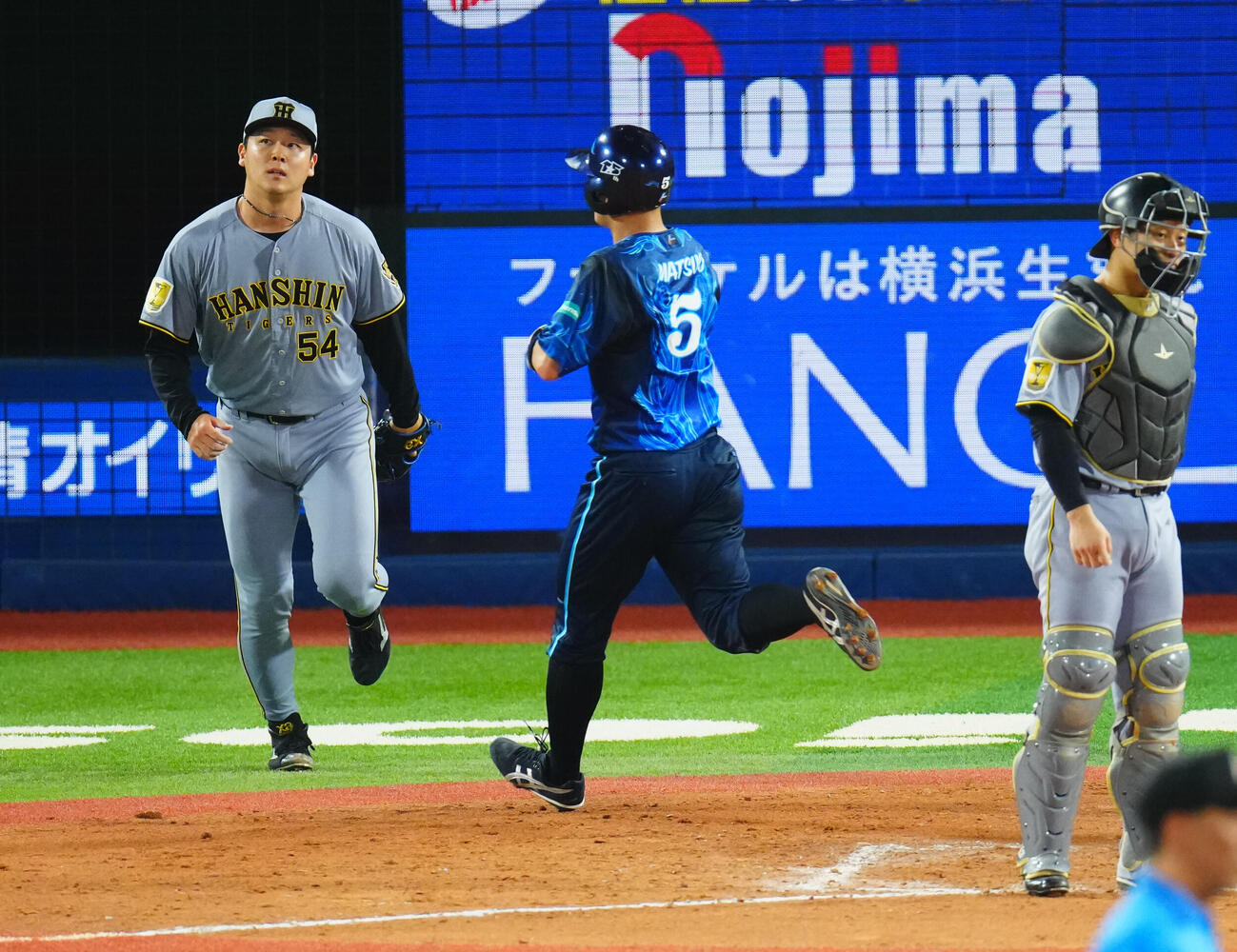 DeNA対阪神　7回裏DeNA1死満塁、度会隆輝に適時打を許す木下里都（左）（撮影・垰建太）