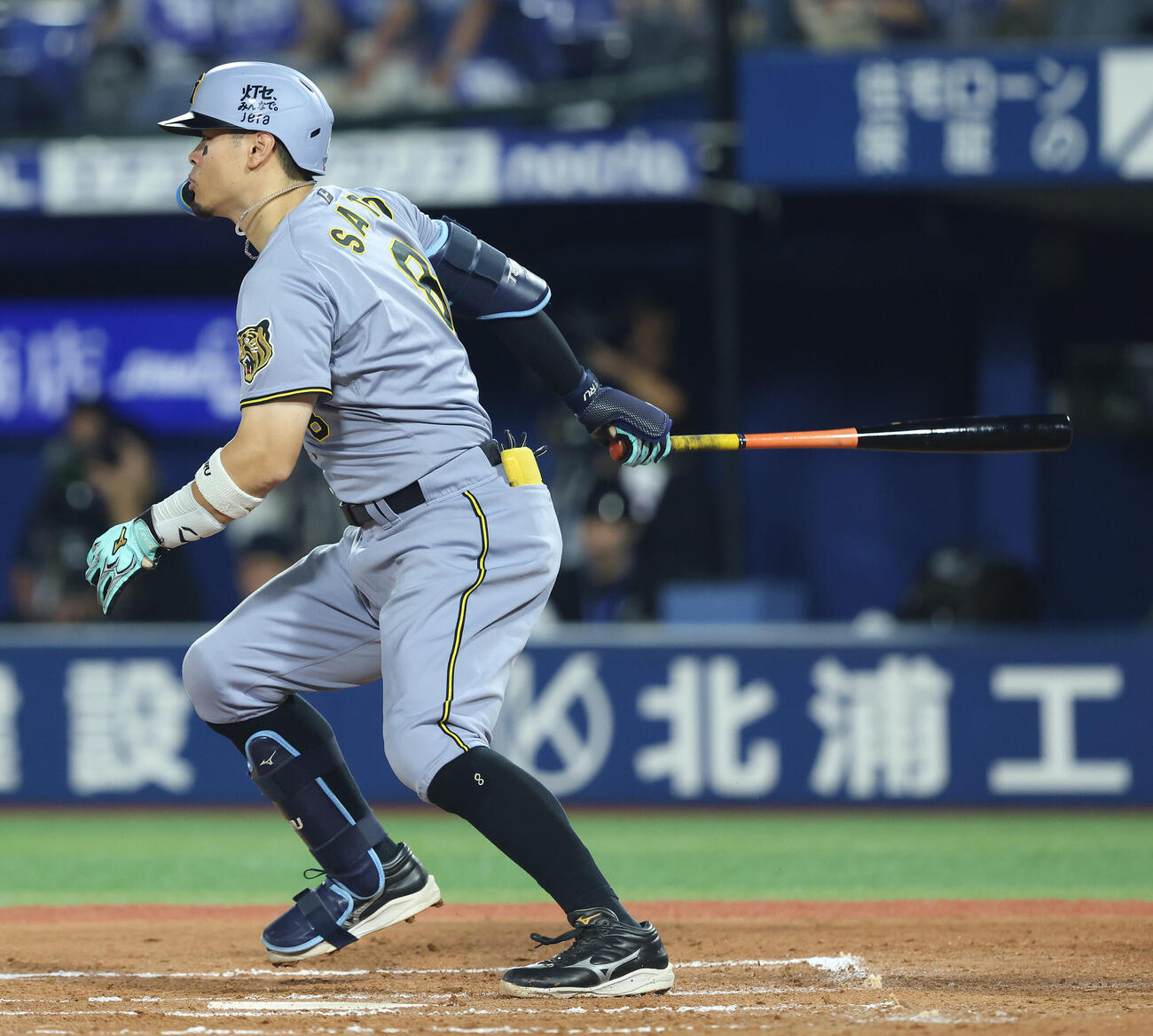 DeNA対阪神　6回表阪神1死一、二塁、二ゴロを放つ佐藤輝明（撮影・河田真司）