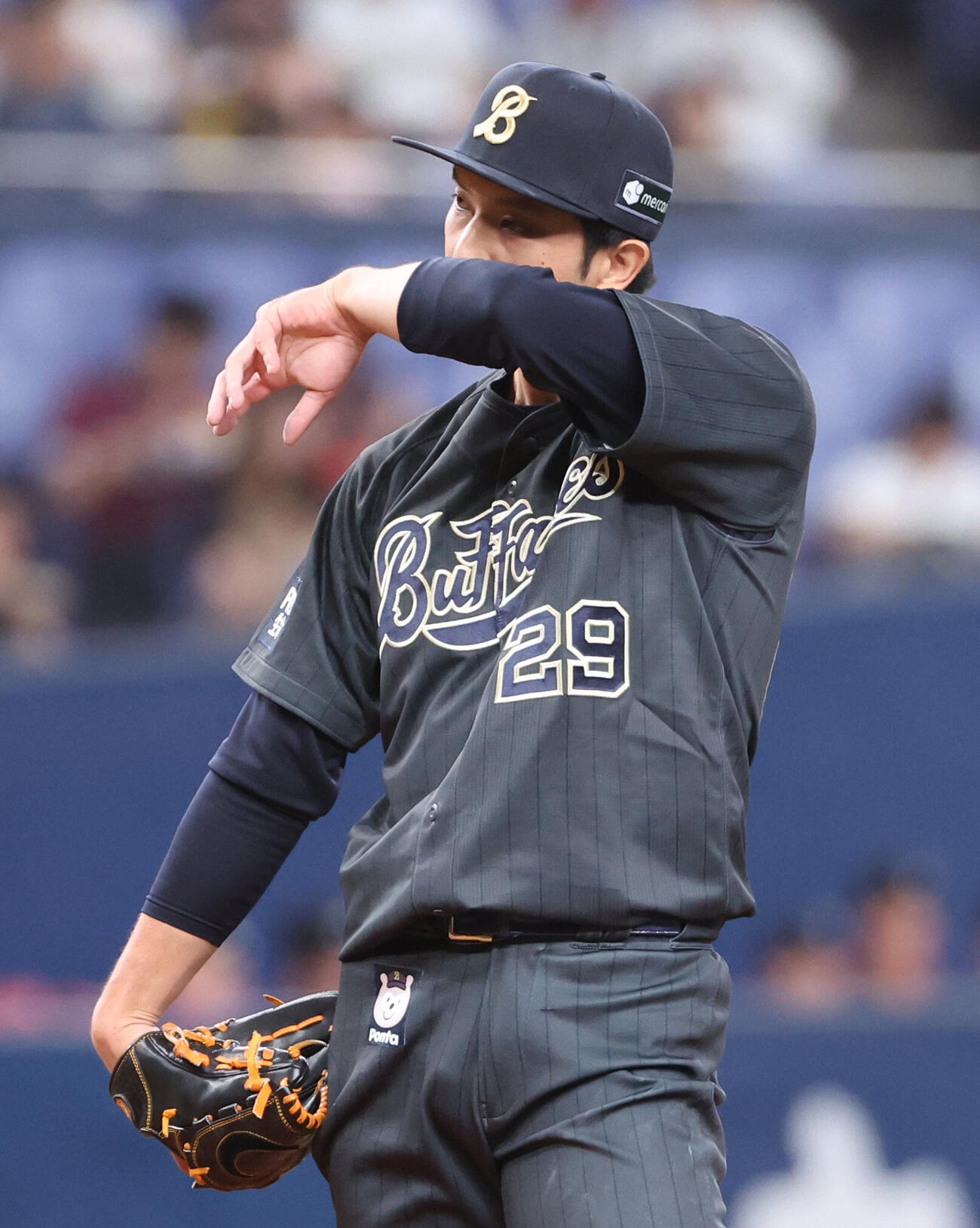 オリックス対楽天　2回、マウンド上で汗を拭うオリックス先発の田嶋大樹（撮影・西尾就之）
