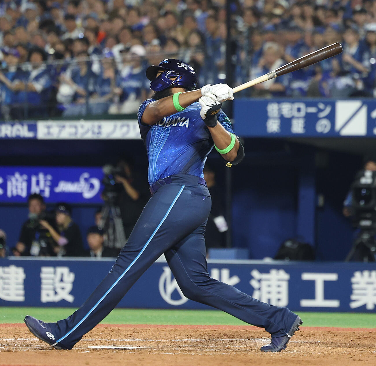 DeNA対阪神　8回裏DeNA1死、中越えソロ本塁打を放つエンカーナシオン（撮影・河田真司）