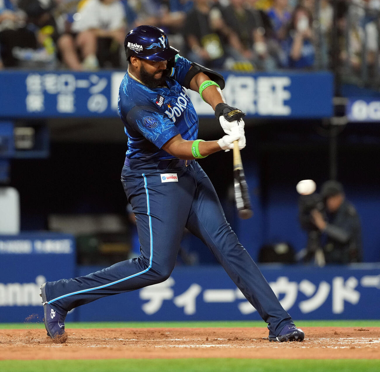 DeNA対阪神　8回裏DeNA1死、中越えにソロ本塁打を放つヘラル・エンカーナシオン（撮影・たえ見朱実）