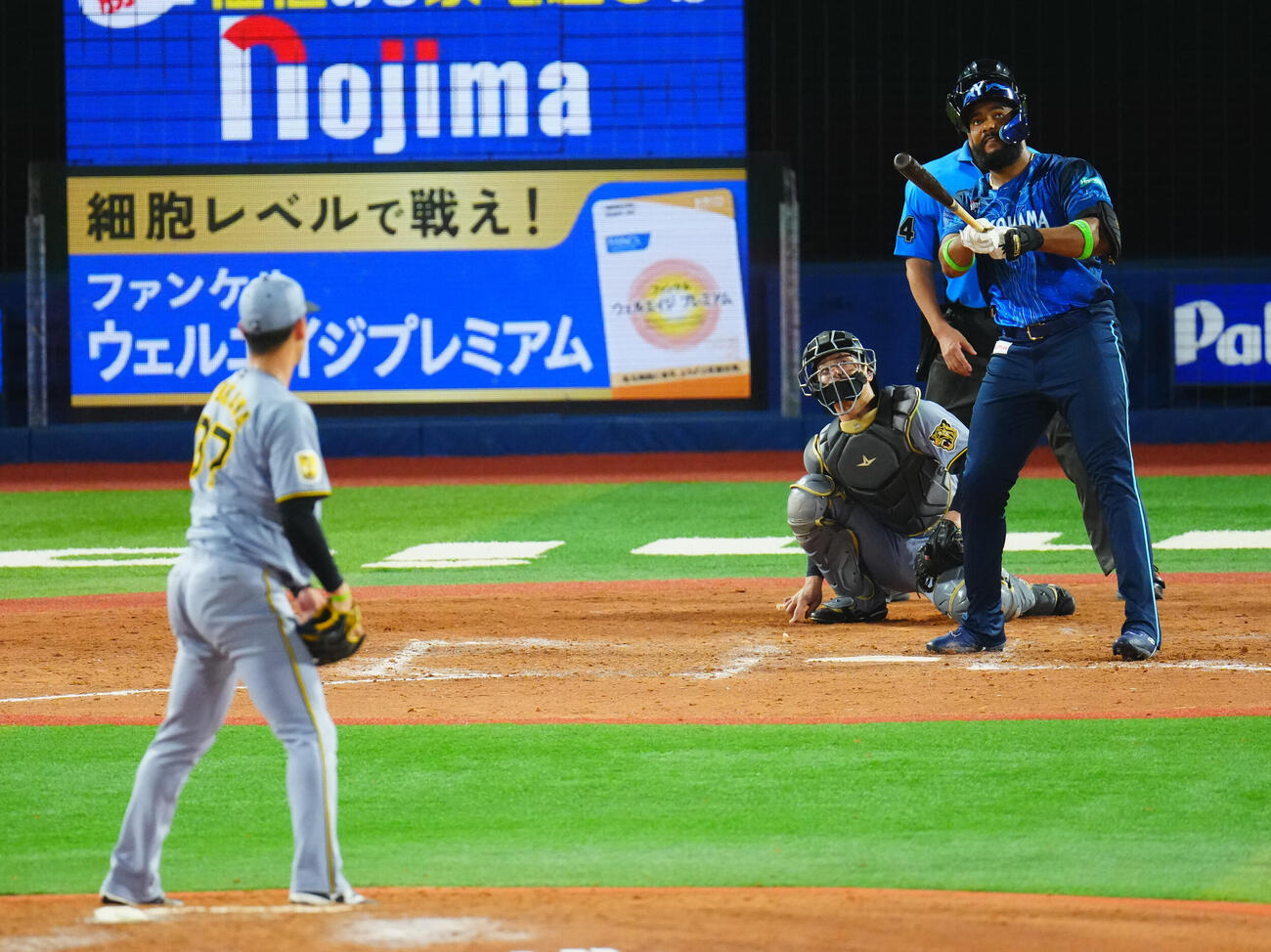 DeNA対阪神　8回裏DeNA1死、ソロ本塁打を放つヘラル・エンカーナシオン。投手及川雅貴（撮影・垰建太）